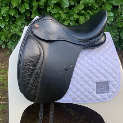 Kent & Masters 17.5” S-Series Low Profile Dressage - Moveable Block (S3006)